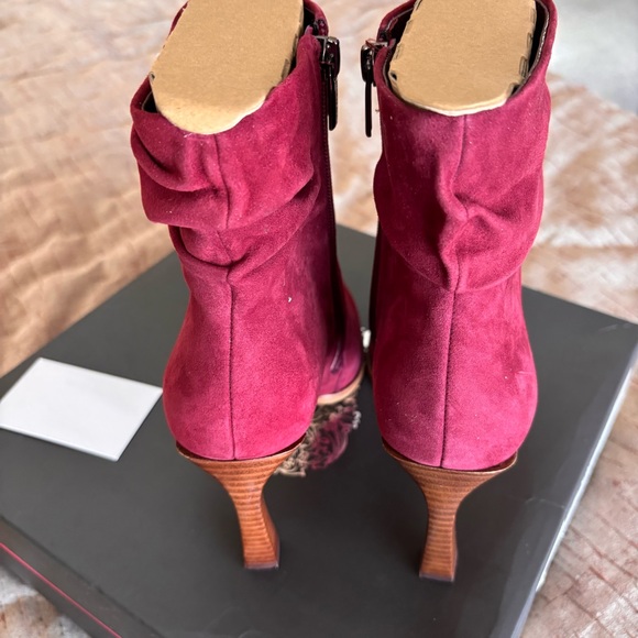NIB Vince Camuto Women's Presindal Burgundy Suede Heeled Boots Sz 7.5 - Picture 2 of 11